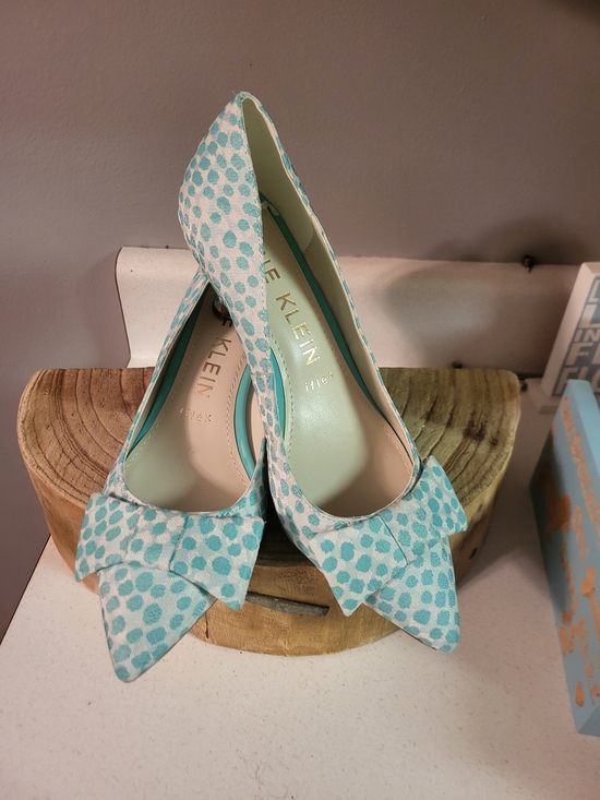 Anne Klein Shoes - NEW ANNE KLEIN WHITE BLUE DOTS KITTEN HEEL COMFORT PUMPS SIZE 8 M